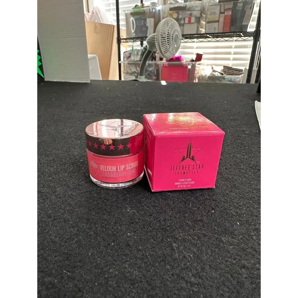 Jeffree Star Velour Lip Scrub - strawberry gum